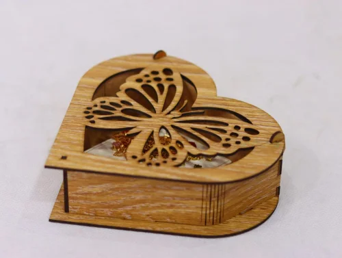 Caja de madera en forma de corazón con mariposa para corte láser - Archivos DXF y CNC Multicapa